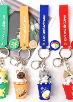 Llavero Encantador de Gatito y Taza de Té