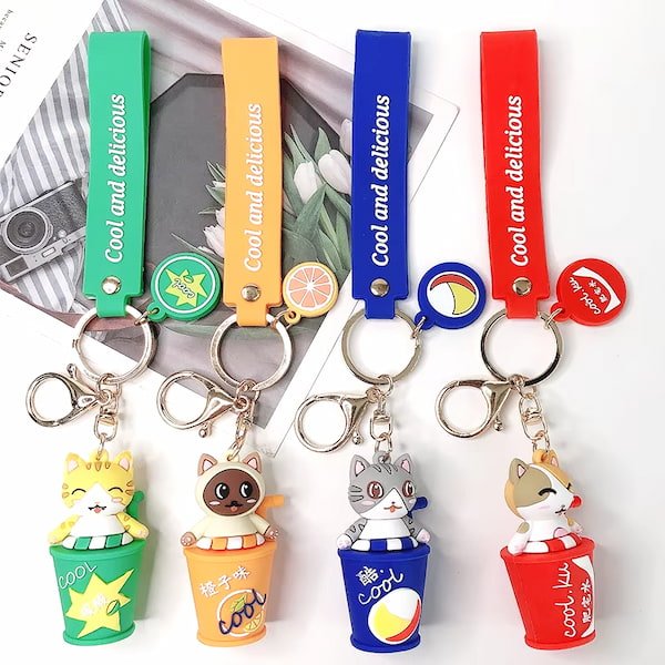 Llavero Encantador de Gatito y Taza de Té